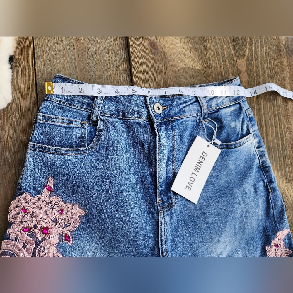 Nwt Denim Love Boutique Embellished Blue Jeans with Pink Floral Design 😍 Sz 4/5 - Picture 6 of 12